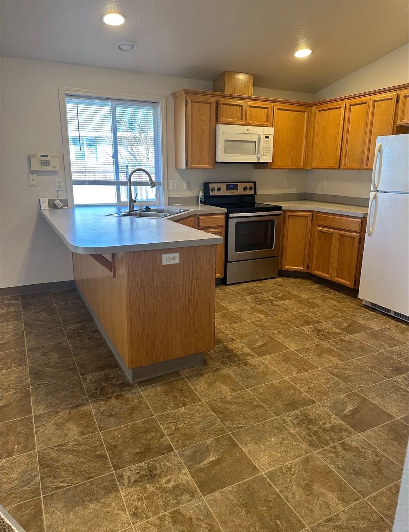 3 bed|2 bath house with NEW PAINT  CARPET!