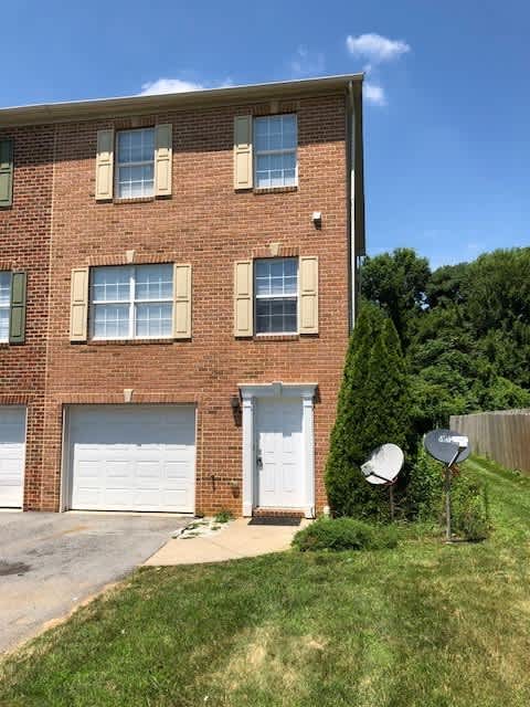 Halfway Townhouse - close to shopping and dining