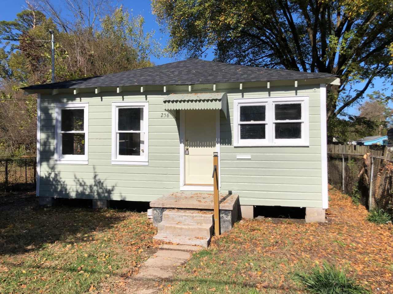 Nice 2 bedroom/1.5 bathroom house with fully fenced yard!