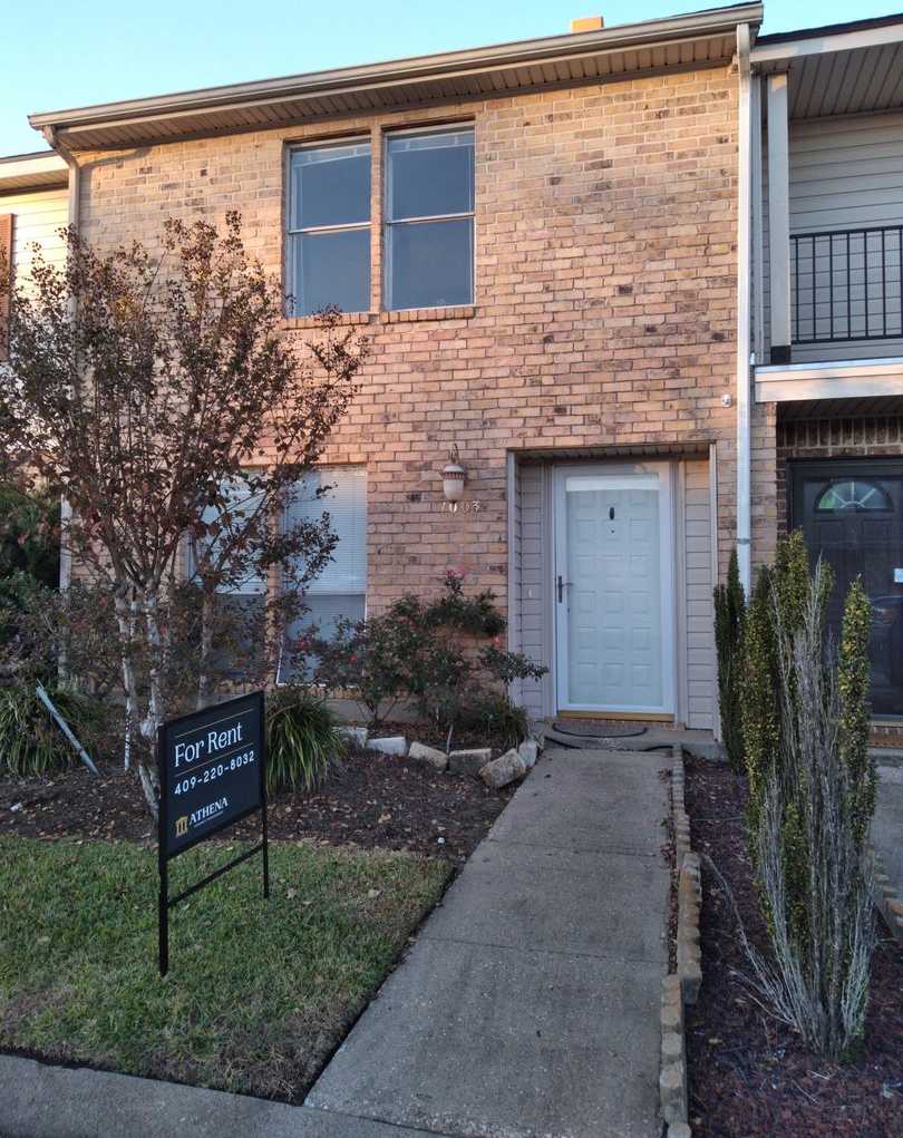 2 Bedroom, 2.5 Bath, 2 Car Garage Townhouse!