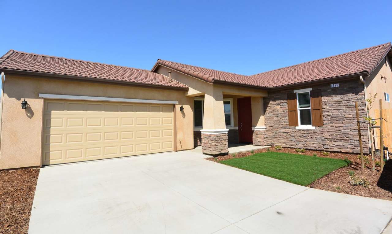 Newer northwest Visalia home in Ashton Park Gated Community