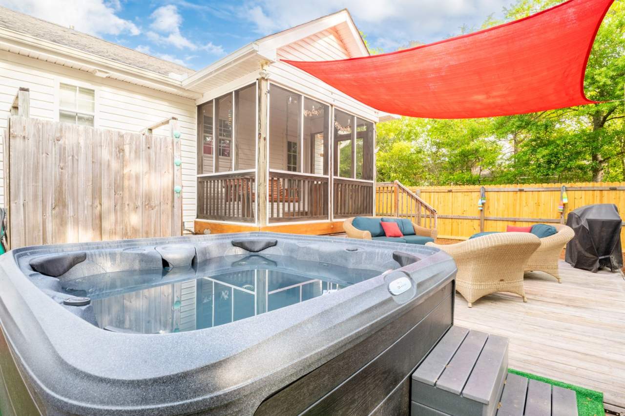 HOT TUB ANYONE? THIS OFF-SEASON RENTAL IS AVAILABLE FOR A LIMITED TIME
