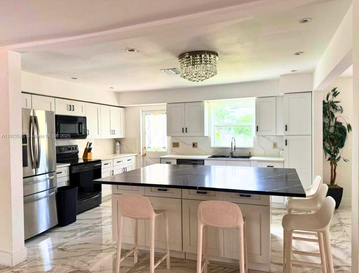 201 Calle Grande Drive, Hollywood, FL 33021