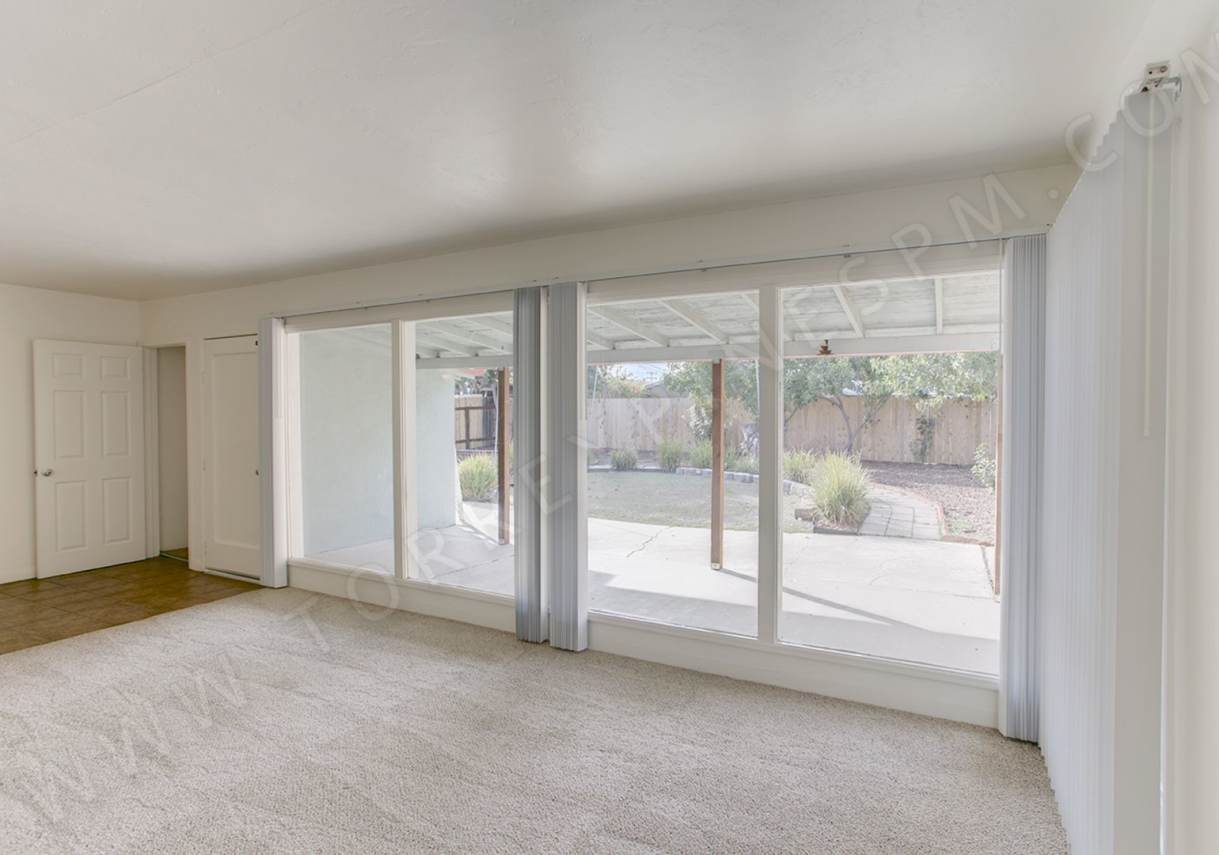 *1 MONTH FREE!* 3 Br House with Garage, W/D Hook-Ups, Back Yard!