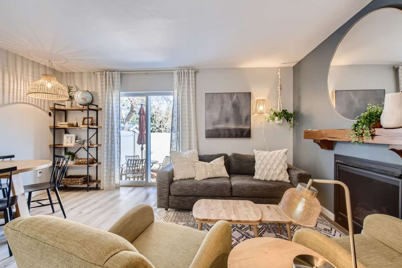 Corner Unit 2 BDR / 2.5 BA Townhome