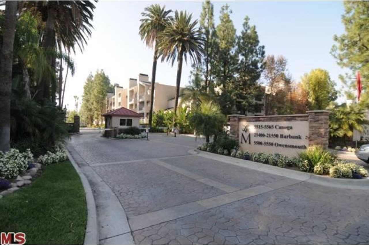 1 +1 Penthouse Condo! Resort Style Living at "The Met" in Woodland Hills/Warner Center