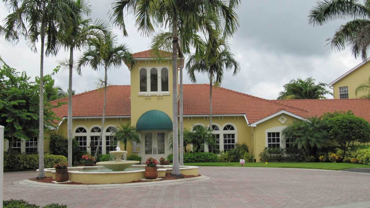 ***ST. CROIX AT PELICAN MARSH ** 2/2 CONDO - GREAT LOCATION CLOSE TO VANDY BEACH***ONE CAR GARAGE***GATED***