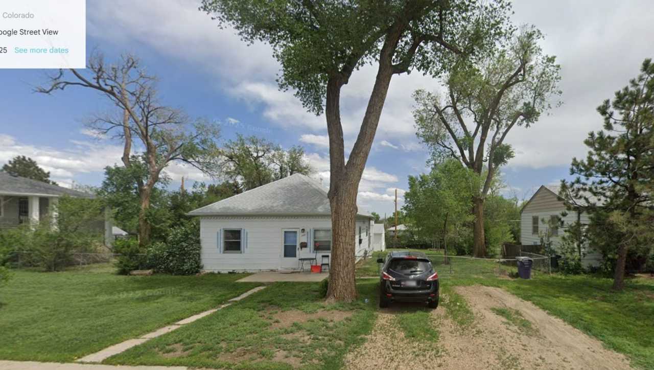 NICE THREE BEDROOM HOME ON NEARLY 1/3 ACRE FENCED YARD IN DENVER! AVAIL. DEC. 1st!