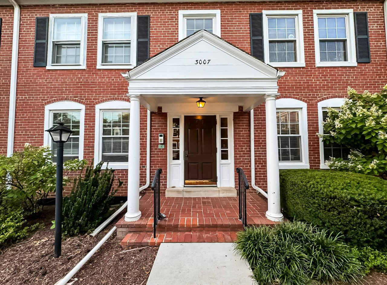 Charming 1 Bed 1 Bath Condo In Amenity-filled Fairlington Villages - Water Included