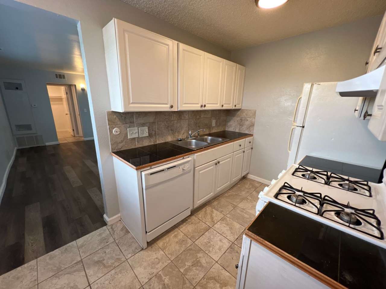 Garden Level Studio Within Walking Distance to Exposition Park!