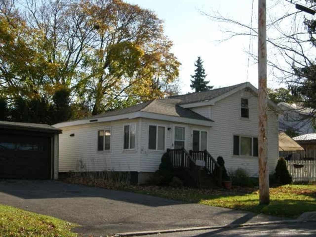 Beautiful 3 bdrm Home! Double Lot!