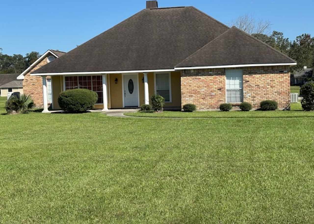 Stunning 4 bedroom 2 bath home in Gonzales...10 Minutes from Tanger Outlets!