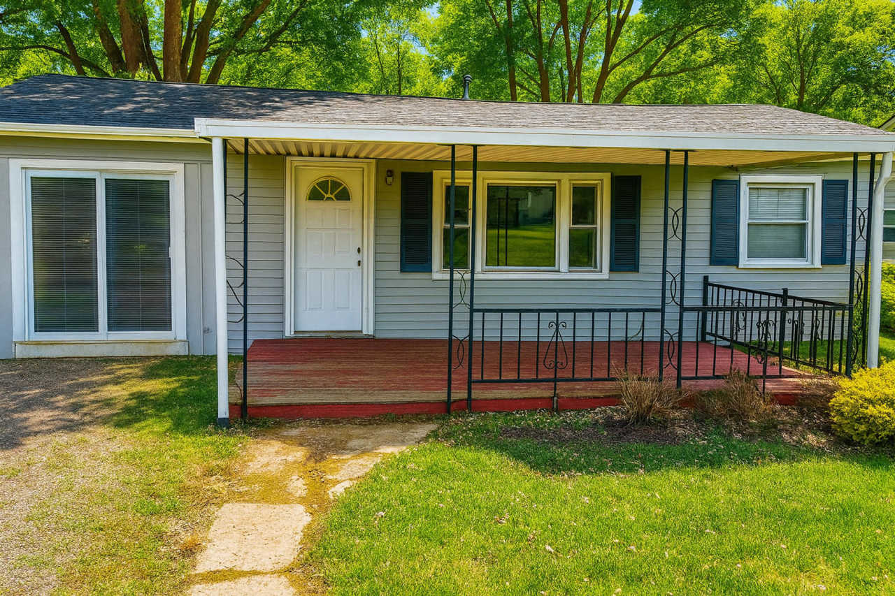 Welcome to this charming 2-bedroom home in Mansfield, OH.