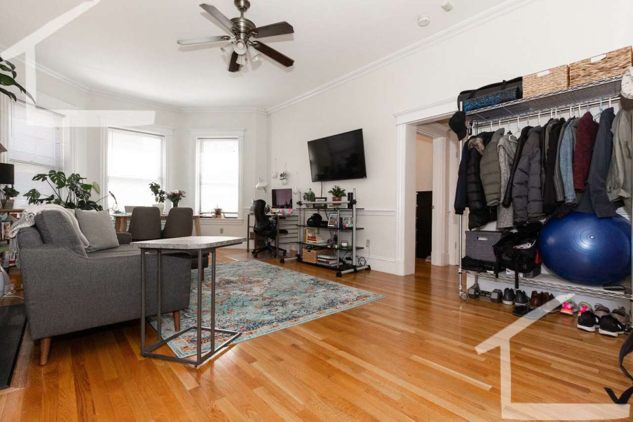 GORGEOUS ONE BED UNIT IN KENMORE!!!