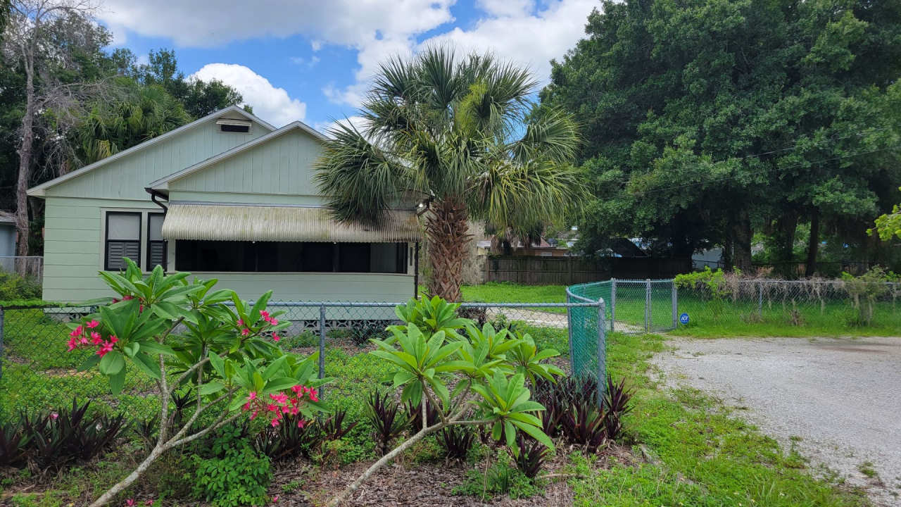 Annual unfurnished updated 2/1 SFH in Sarasota with large fenced in yard.