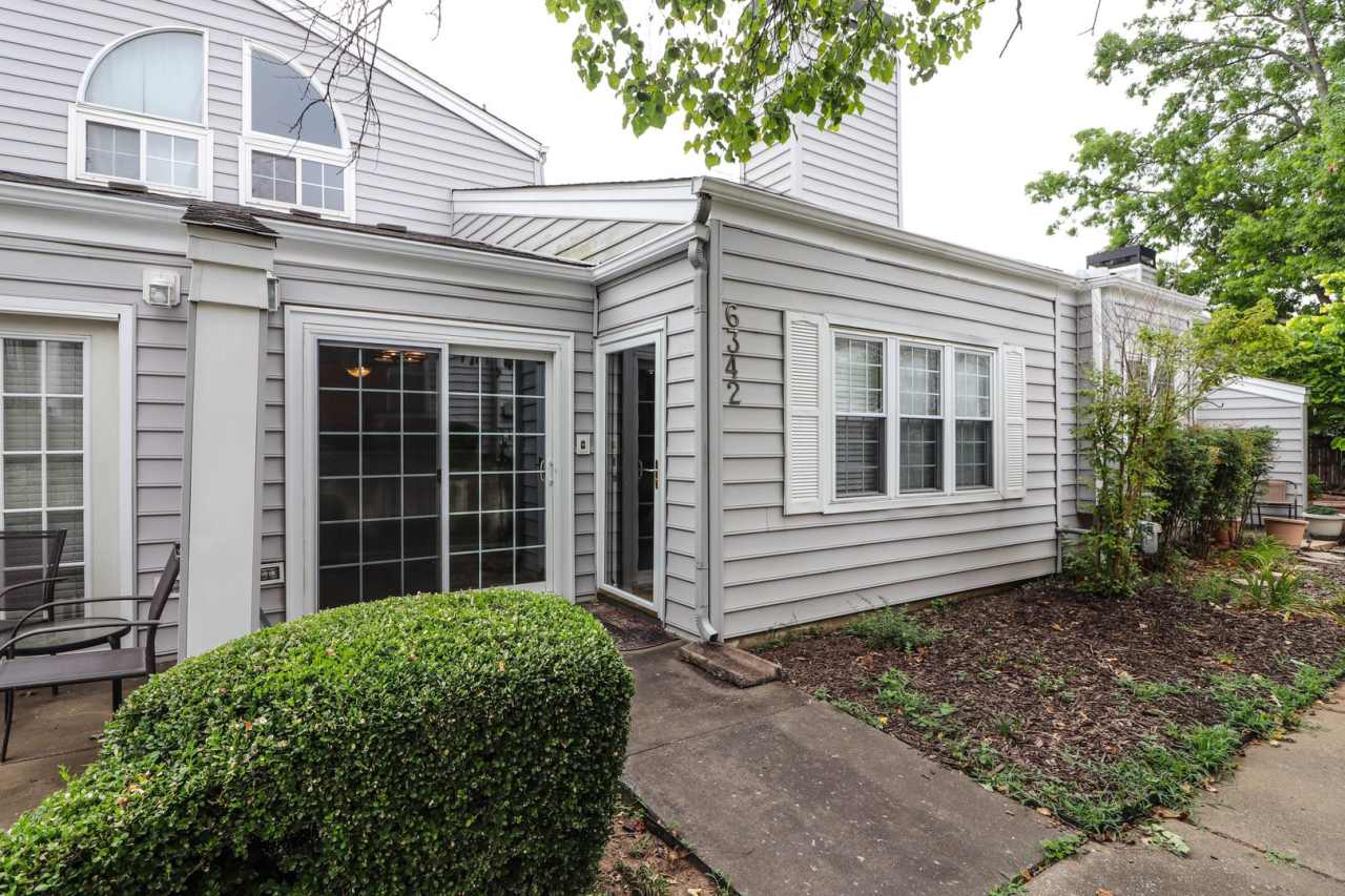 Lovely South Tulsa location close to shopping and restaurants