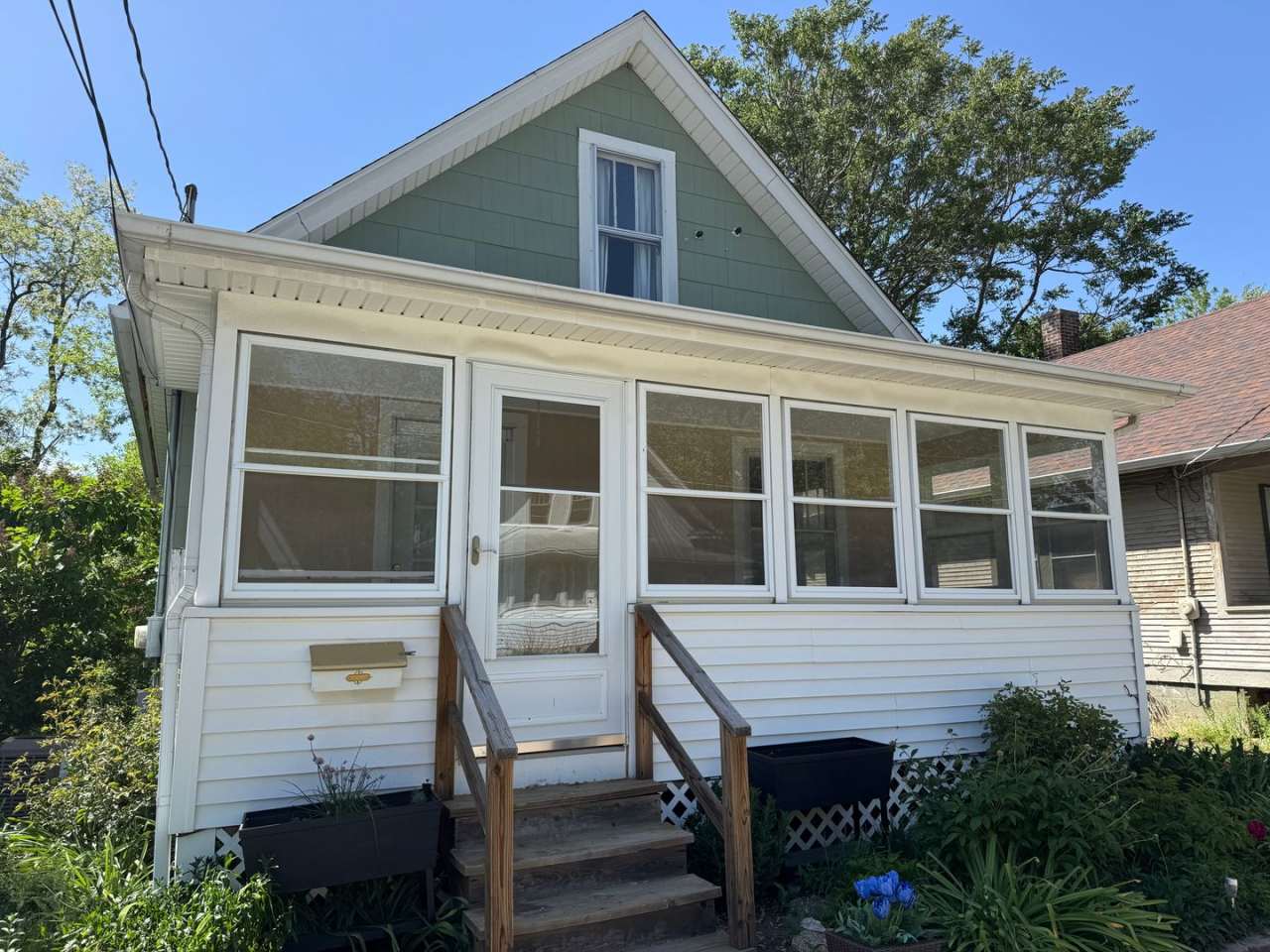 Beautiful 2-bedroom House in Moline with Large Space!