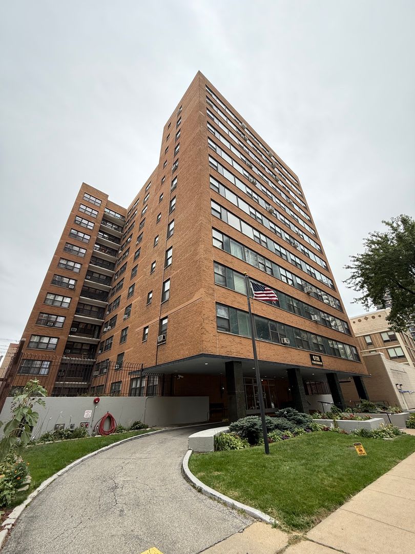 Available studio close to lake and transportation