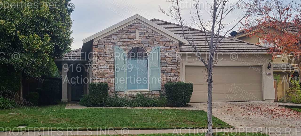 Roseville (Highland Park) 3 Bed Plus Den/Office, 2 Bath - 2 000+sqft, 2Car- Single Story - Gardener Included!