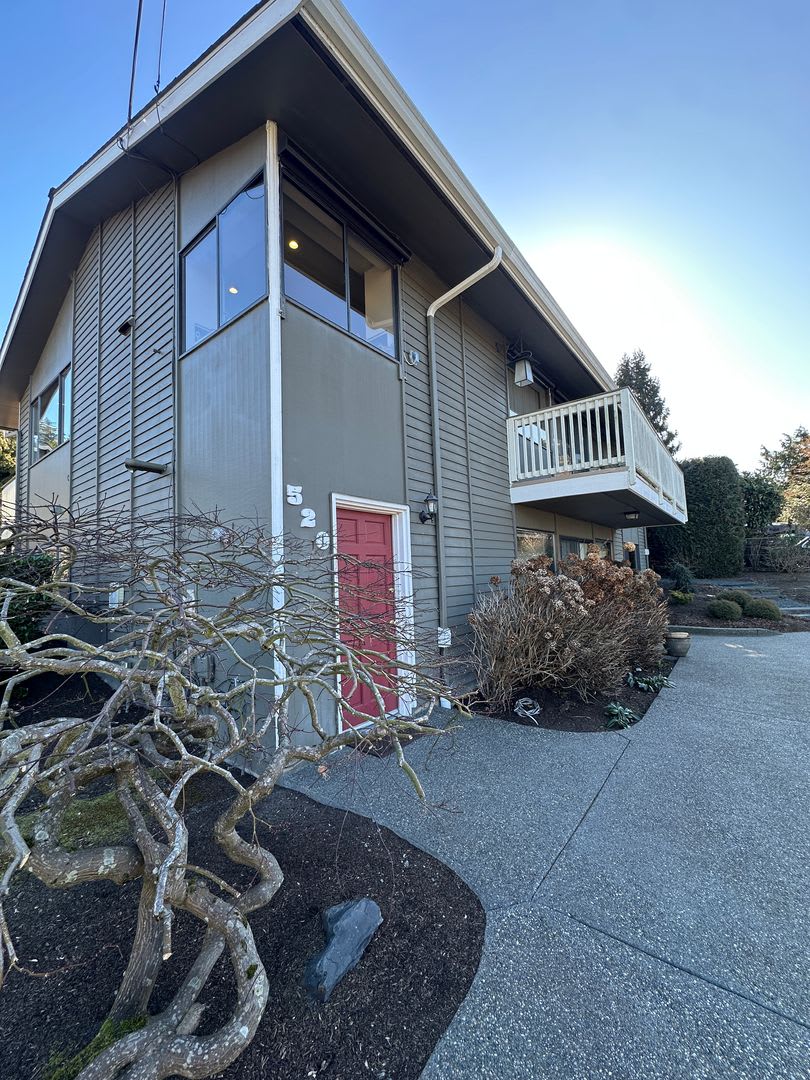 2 bedroom 1 bath daylight basement unit in the heart of Edmonds