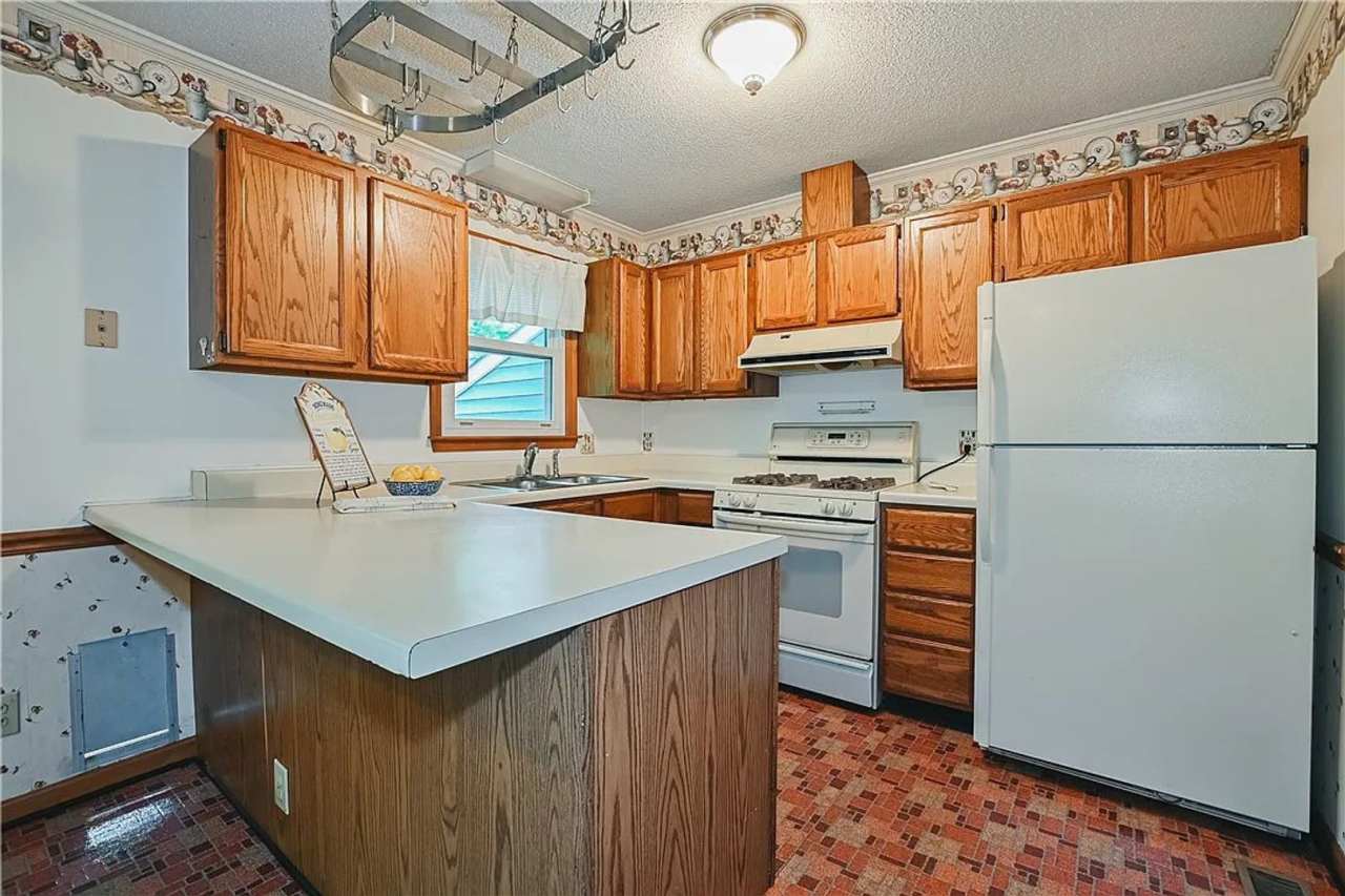 Room in 3 Bedroom Home at Sanderson Dr