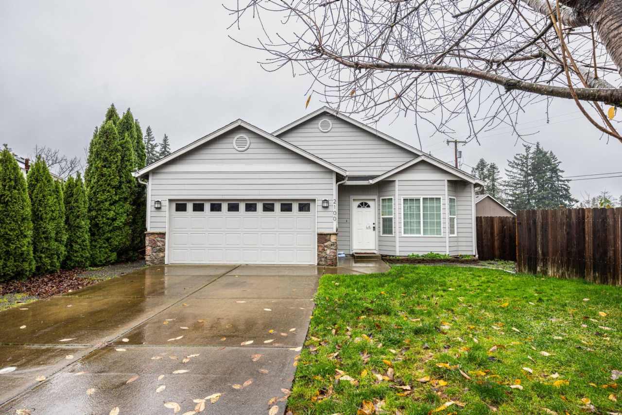 Three bedr. one level home in Washougal - Fenced yard