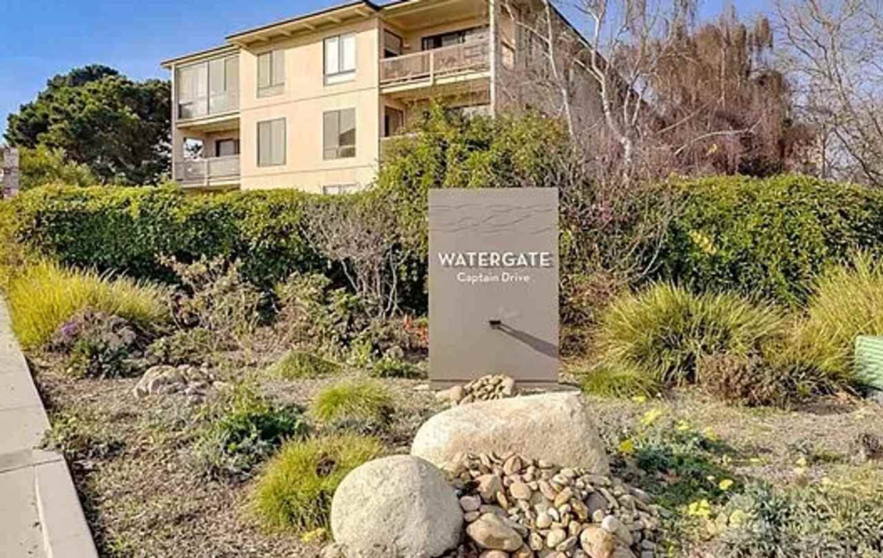 One bedroom condo with hardwood floors - Watergate Complex $500 MOVE IN SPECIAL!