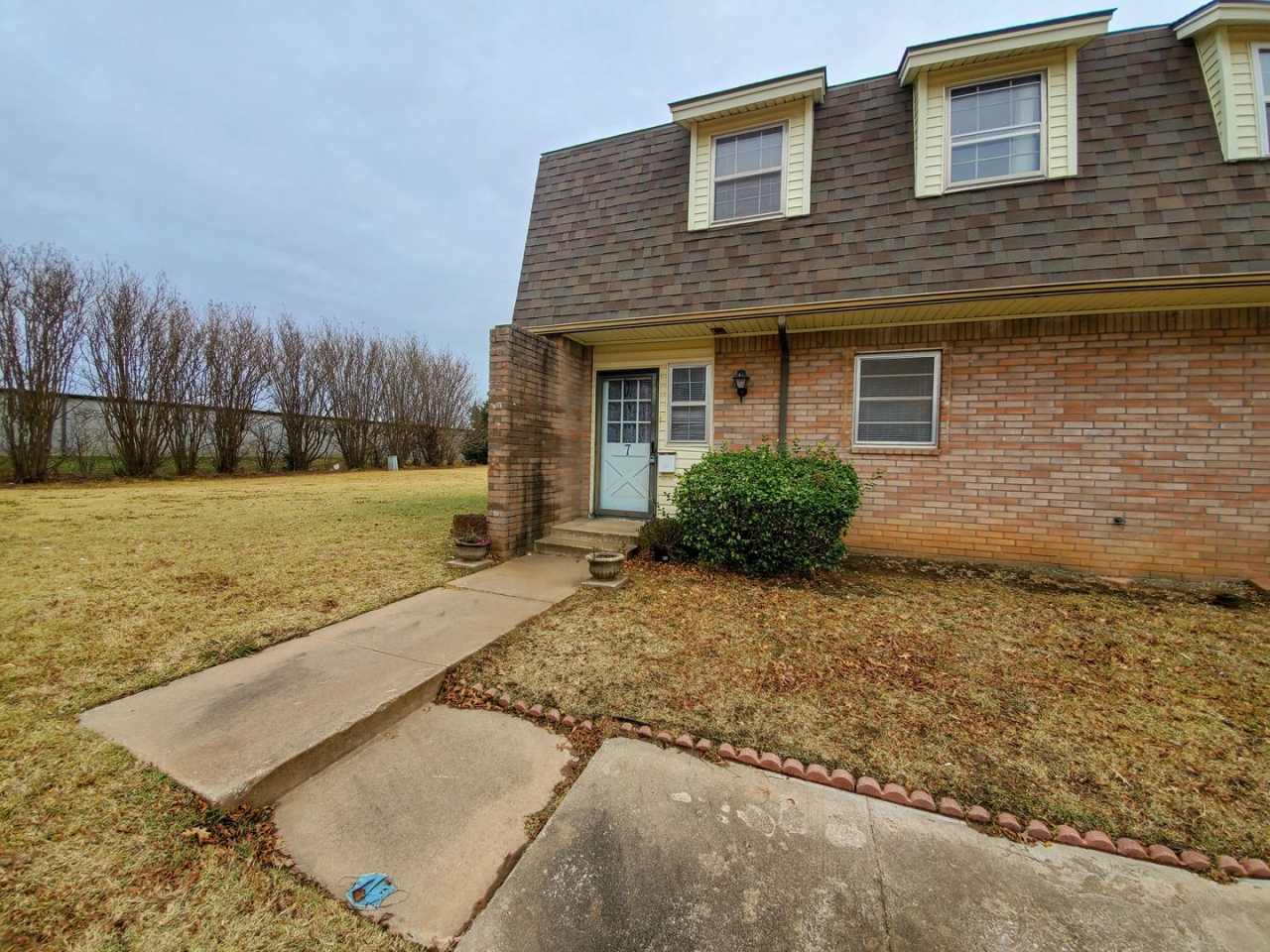 Cute 3 bedroom Townhome in Shawnee!