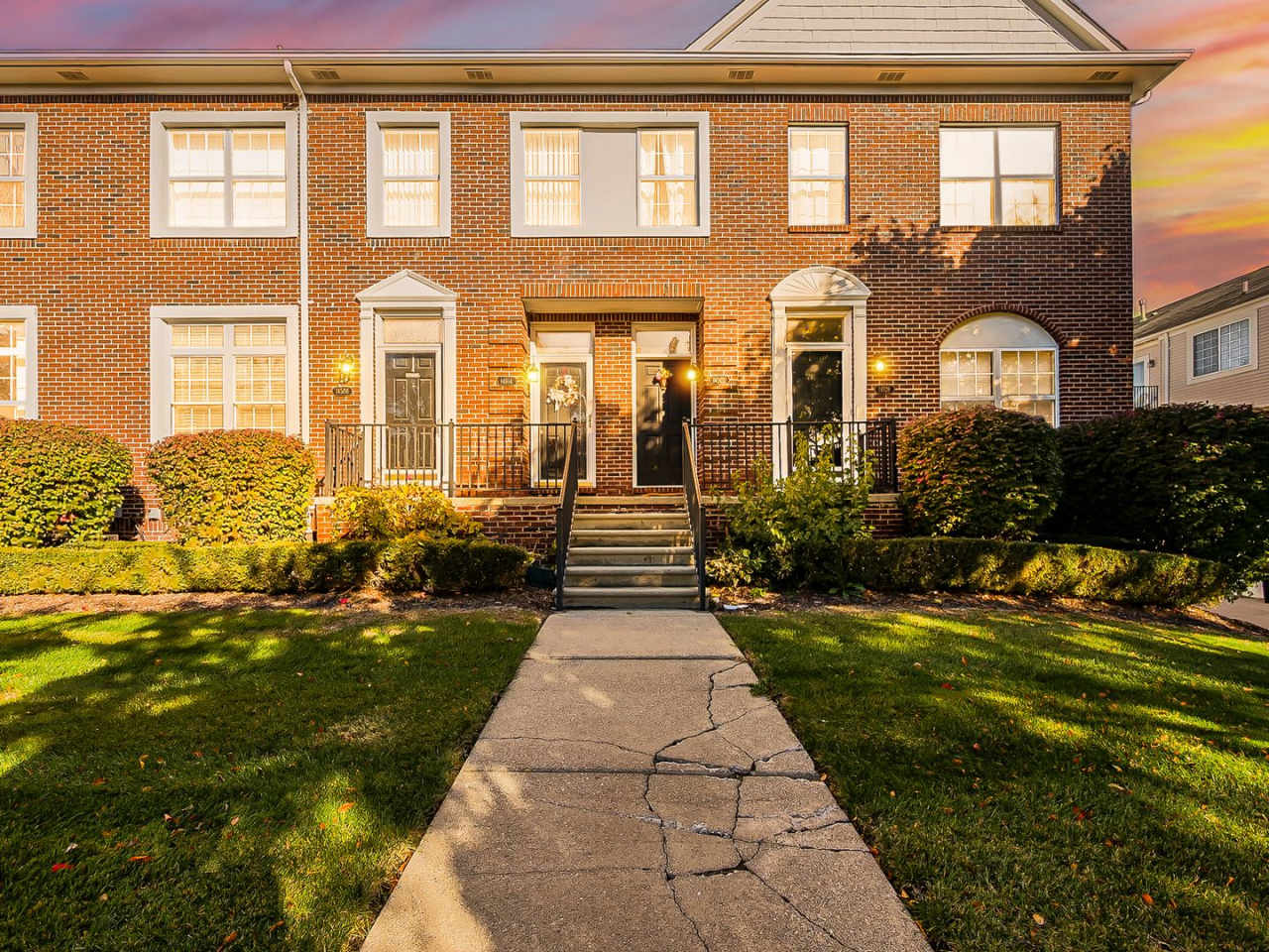 Available now!!Welcome to this charming 2-bedroom, 2-bathroom Condo in Sterling Heights, MI.