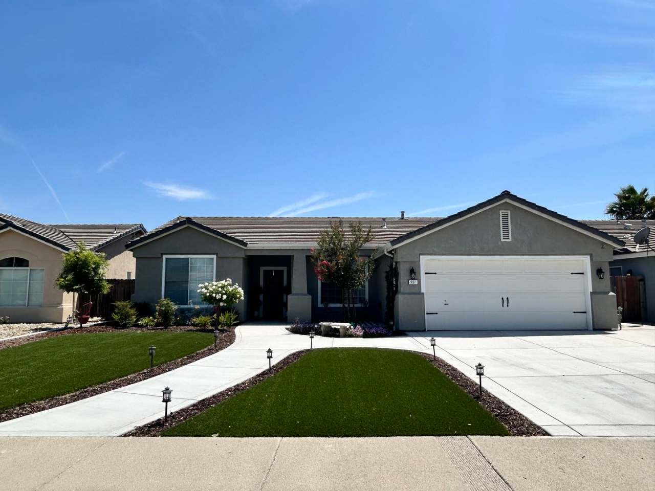 Charming 3 bedroom 2 bathroom home located in Hanford