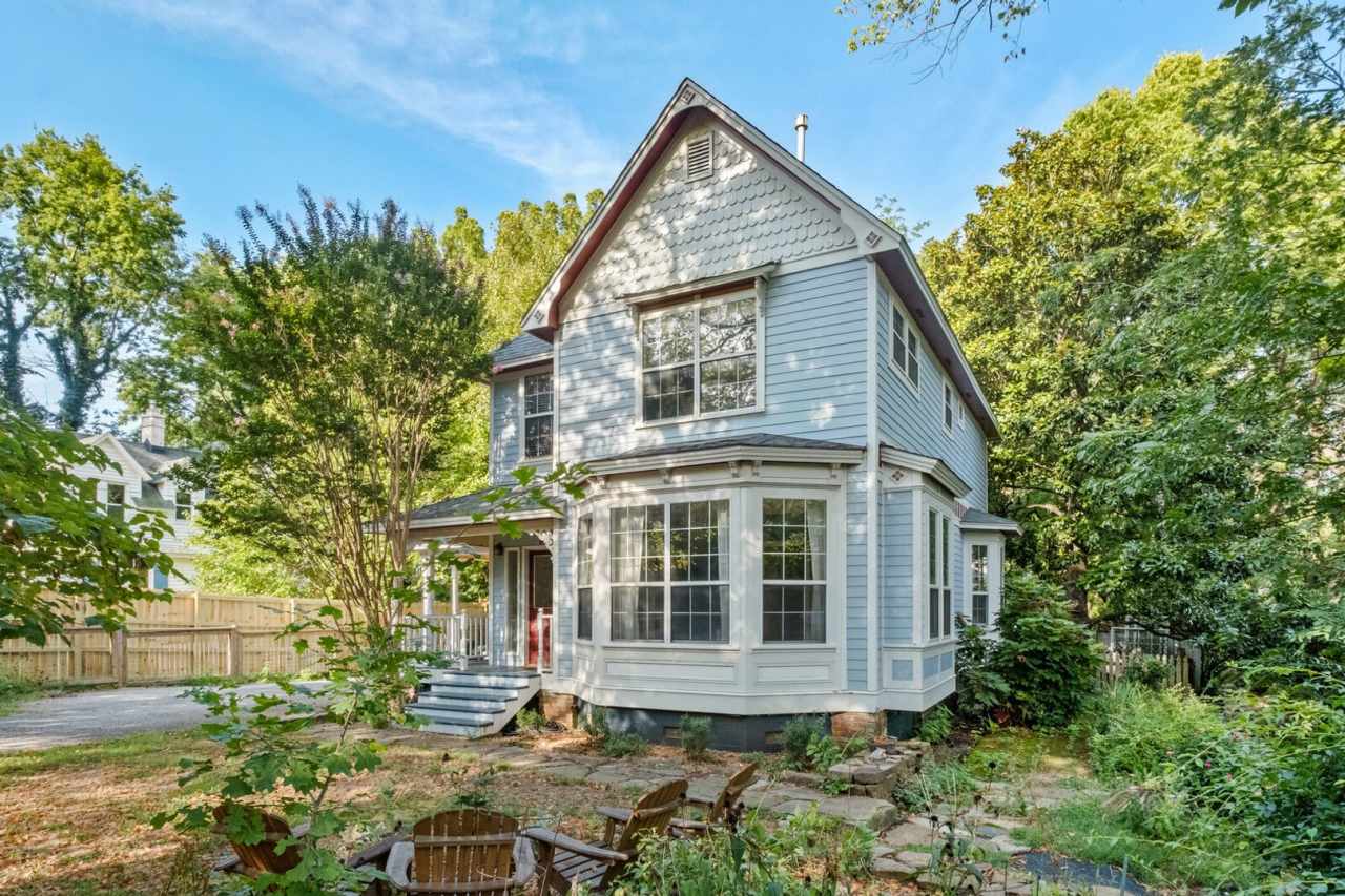 HISTORIC DOWNTOWN 3 bedroom 2.5 bath home