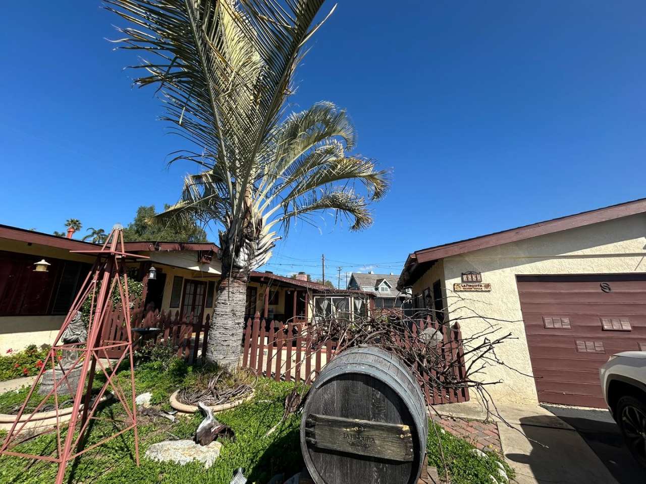 Cozy 2-Bedroom Duplex with Fireplace  Sunroom in Vista – Don’t Miss Out!