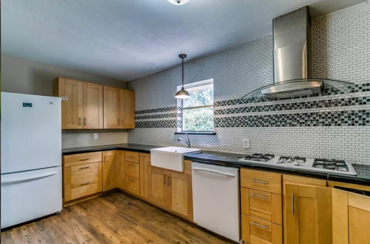 Charming 4 Bedroom and Huge Garage in Lake Jackson, TX