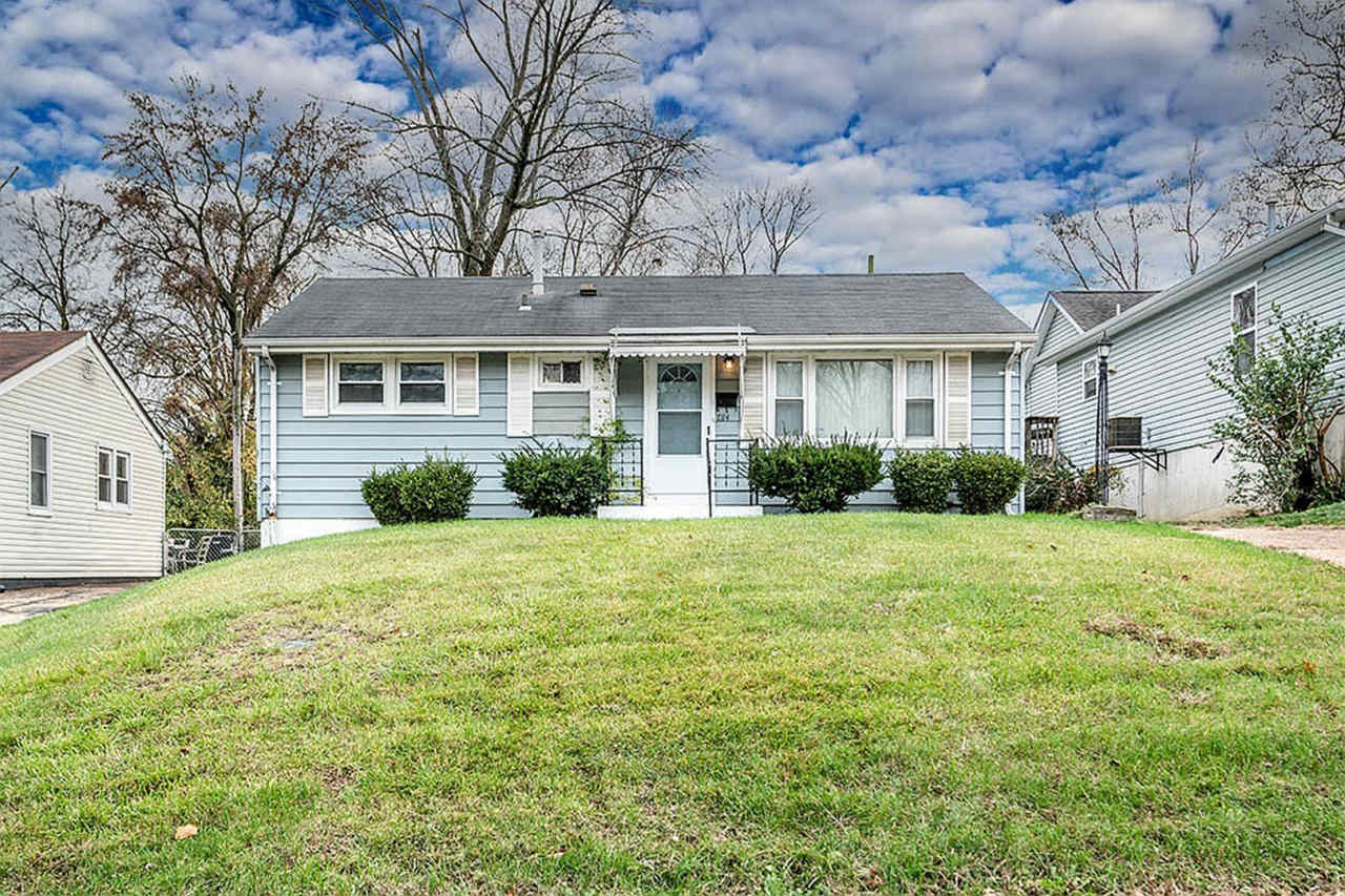 3-Bedroom Home with Hardwood Floors  Fenced Yard in St. Louis