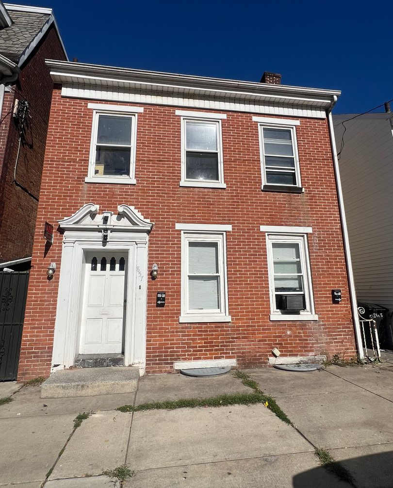 Market St E 857 - 857 East Market LLC