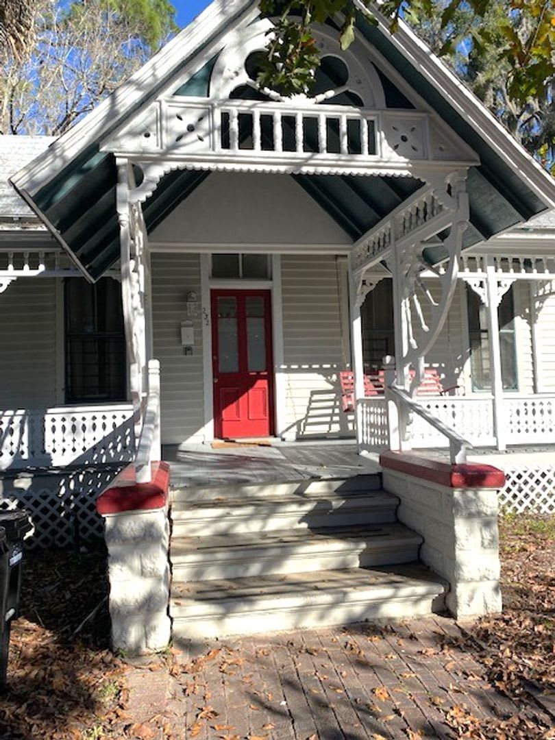 Beautiful Unfurnished Victorian 2/1 House convenient to UF Campus