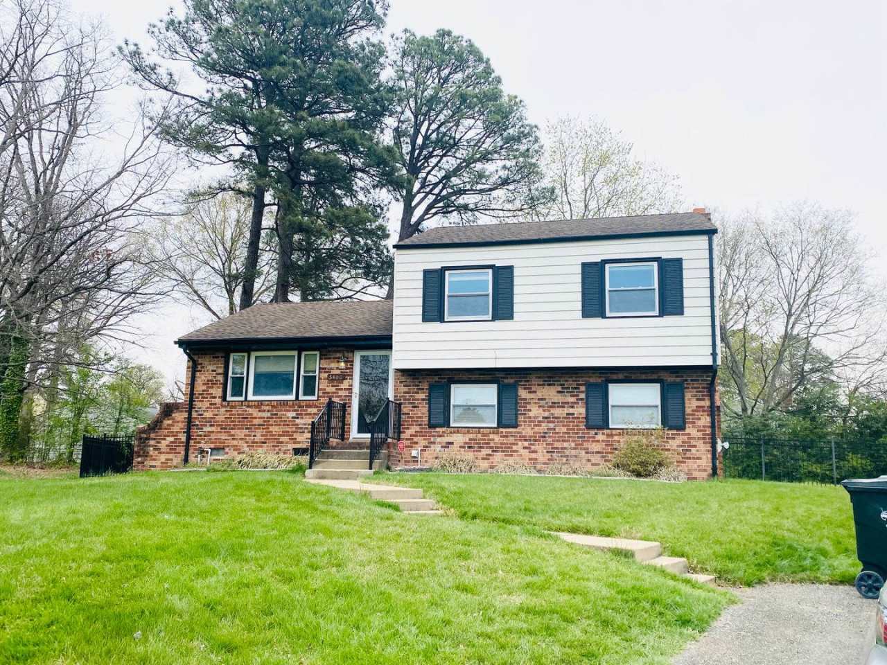 Very Spacious 3bdrm/1.5bath Tri-level Located in Richmond's Westover South Subdivision!!