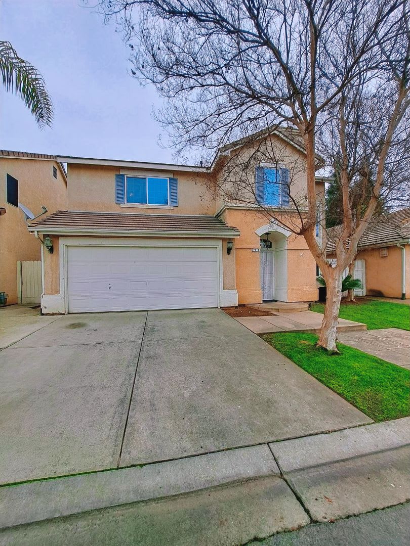 Comfortable 3BR Two-Story Home in Secure Fresno Community!