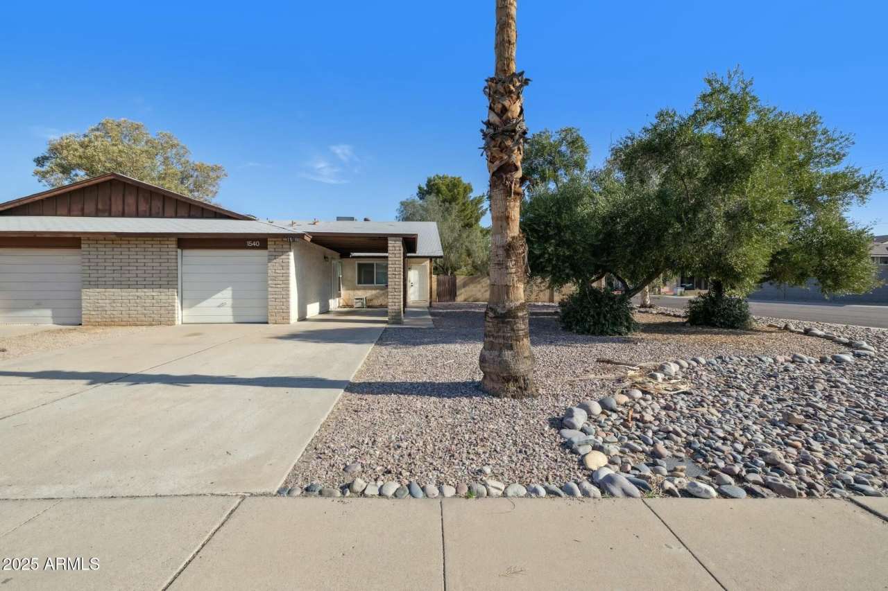 1540 E EL PARQUE Drive