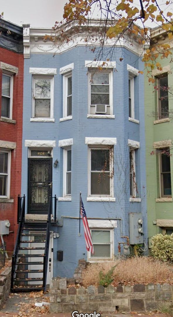 Centrally Located 2 BR Townhouse with Den/Office on Capital Hill with Parking