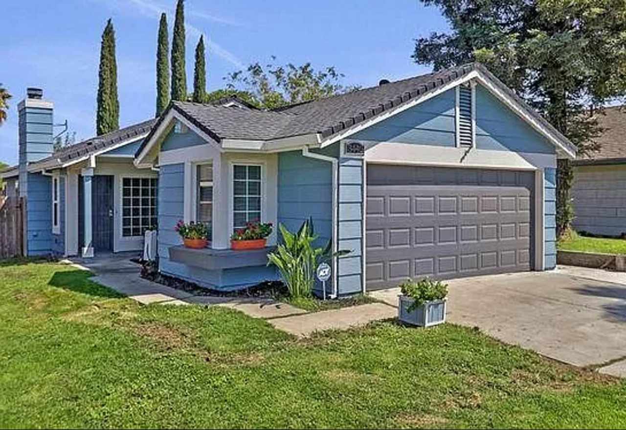 Close to freeway and shopping