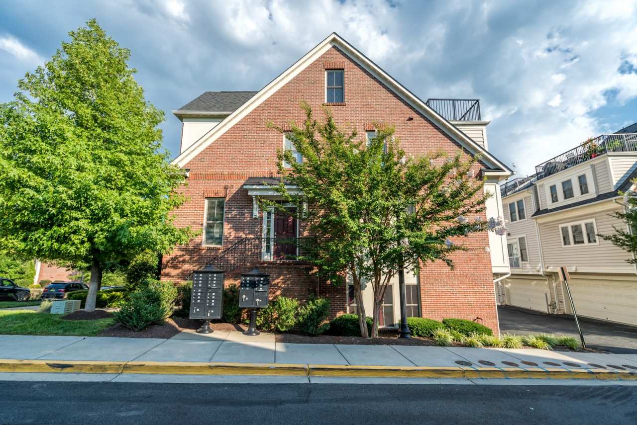 Gorgeous And Upgraded 2 Bedroom 3.5 Bathroom End Unit Townhome In Popular Shirlington Crest
