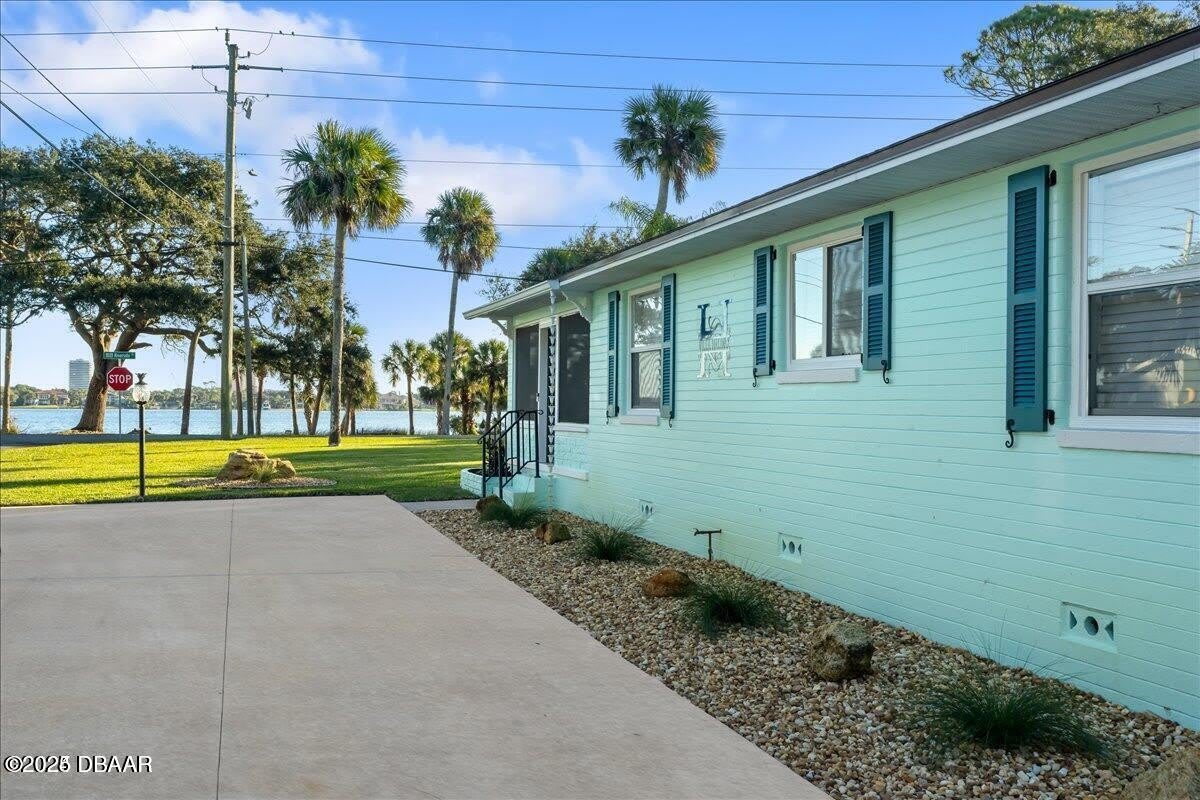 1146 Riverside Drive