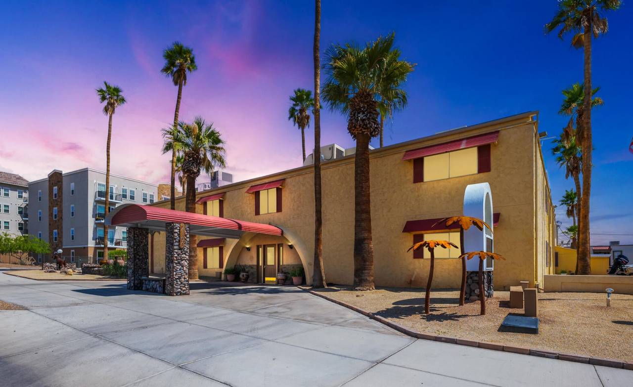 Furnished, Short term or long term Condo with community Pool