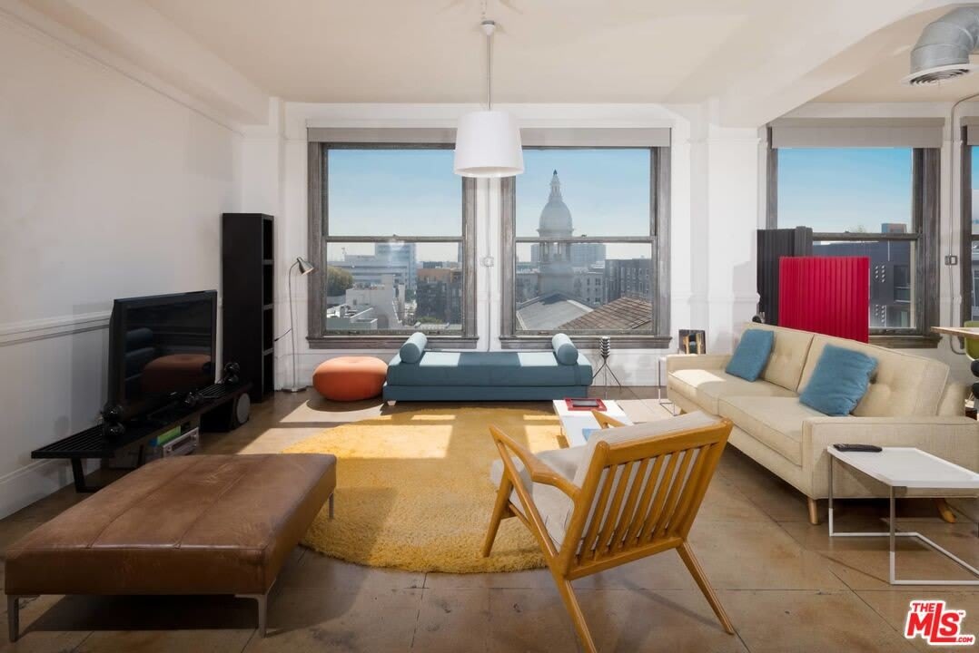 108 W 2ND St unit: 606