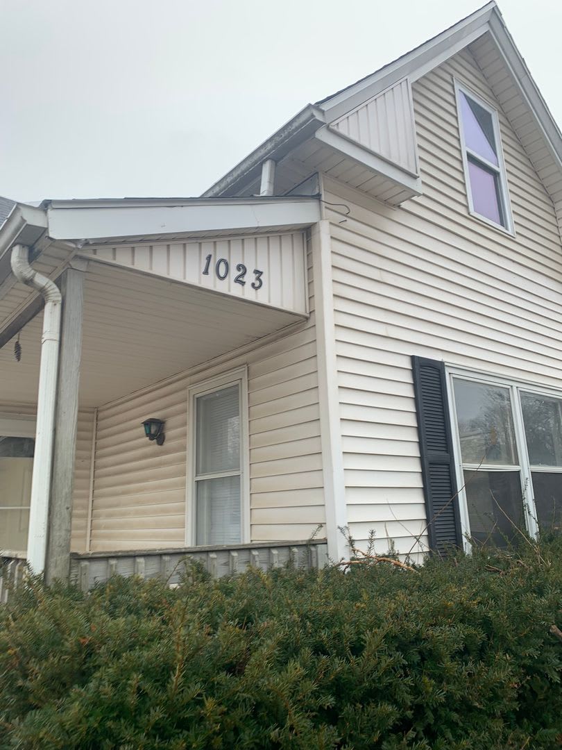 3 BR House, entire 2nd floor 1 huge bedroom!