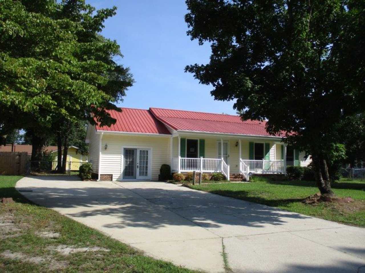 4326 Bridge Street Hope Mills ~ Fairway Forest Subdivision **2 WEEKS RENT FREE OF FIRST FULL MONTH**