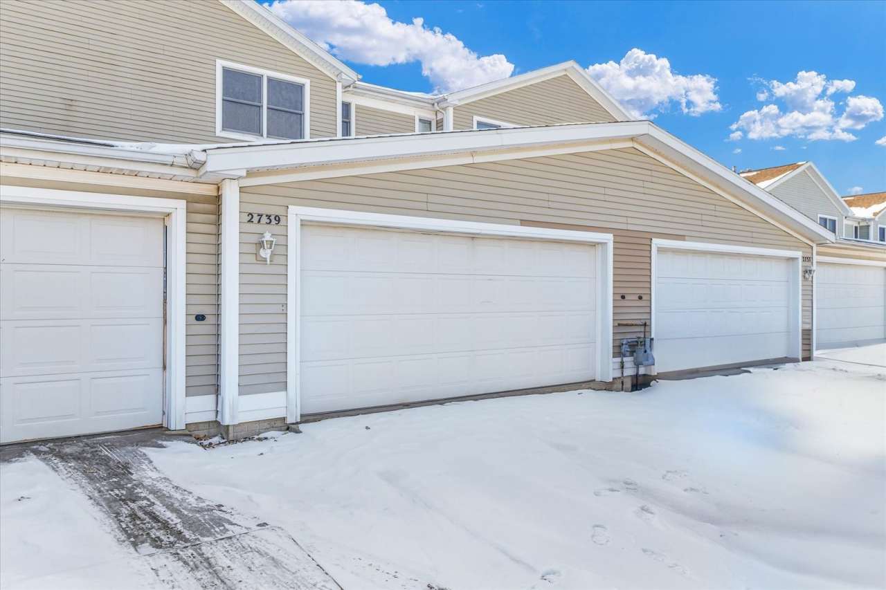 Modern 3-Bedroom Townhome Overlooking Clearwater Park