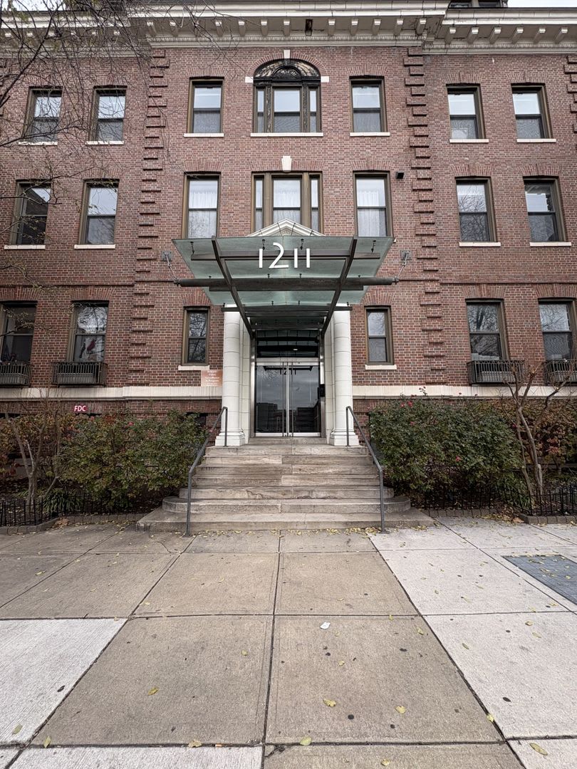 Spacious and Lovely Fed Hill 2bd/2ba Condo with CAC, W/D and more!