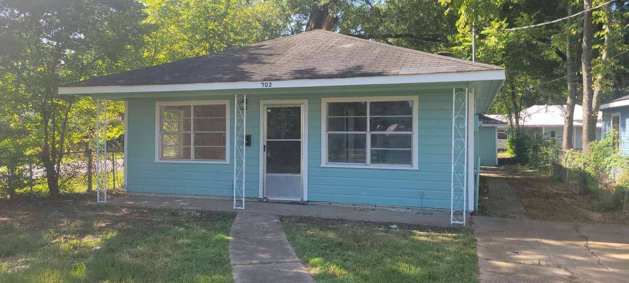 Adorable 3 bedroom/1 bath house with Central Air and Heat!